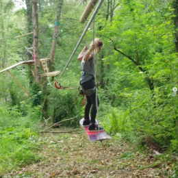 enfant suspendu sur un équipement d’accrobranche au parc de loisirs Bosdarros Aventures